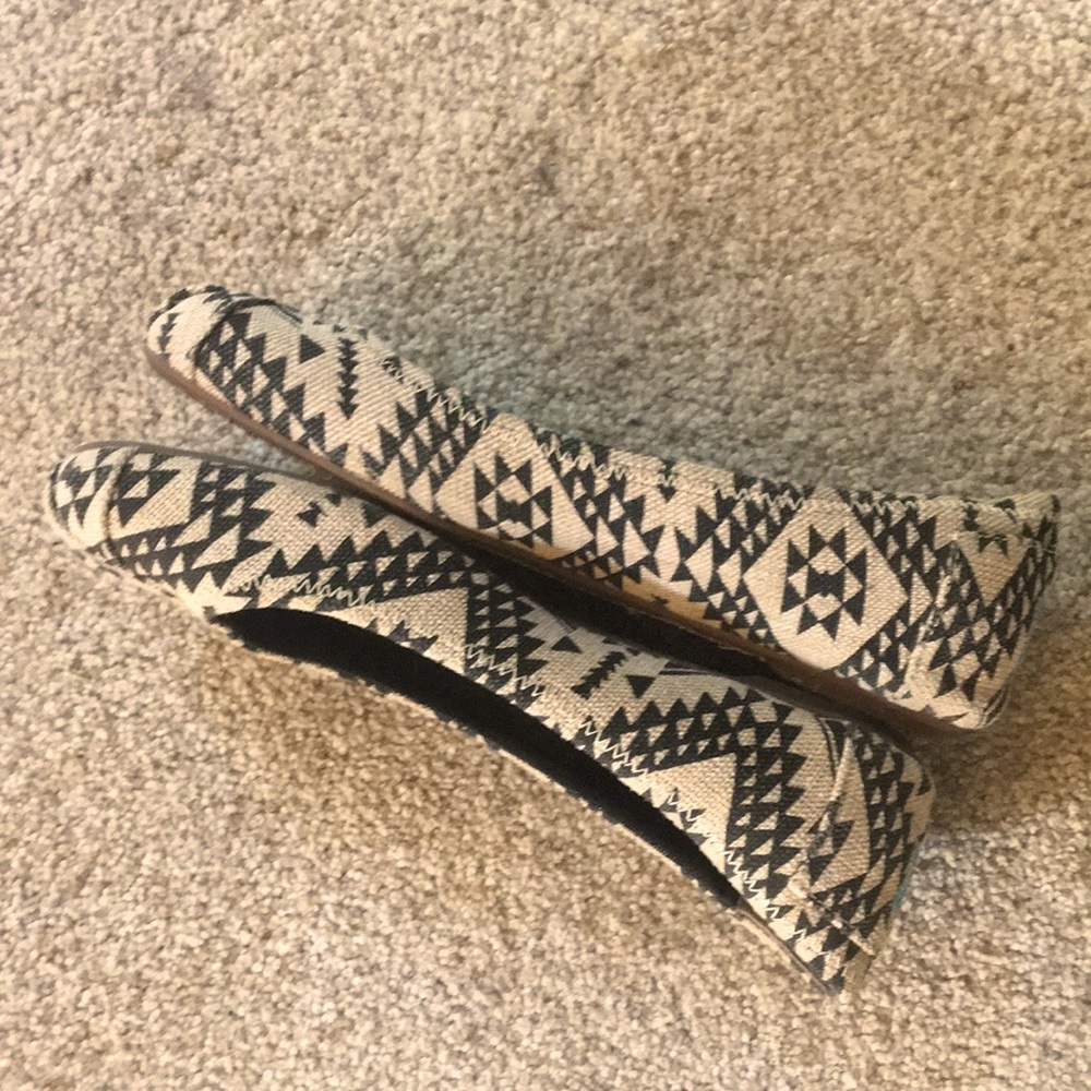 TOMS Tribal/Aztec Patterned Flats - Picture 6 of 9